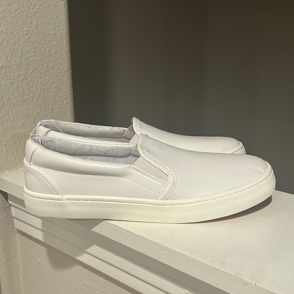 Cat and Jack Slip-On White Colby Sneakers for Kids Youth Size 6 NWT - Picture 2 of 10